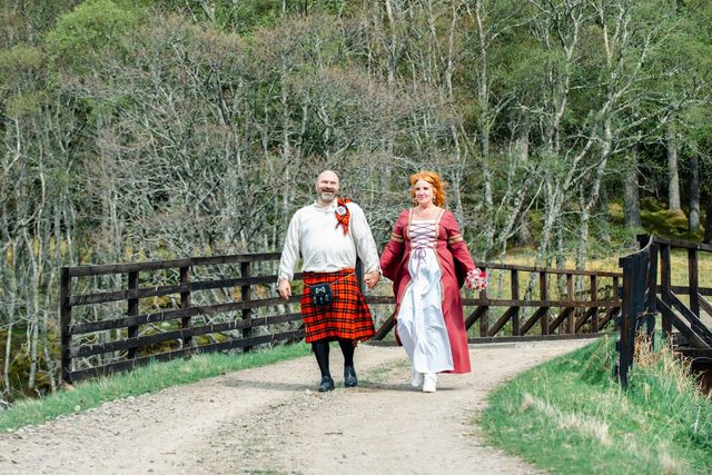 hochzeit-schottland-paar-hand-in-hand