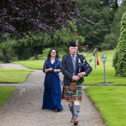 hochzeit-schottland-frau-dudelsackspieler