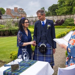 hochzeit-schottland-paar-vor-tisch