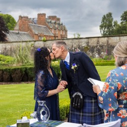 hochzeit-schottland-kuss