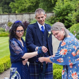hochzeit-schottland-paar-band-um-die-hände