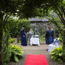 hochzeit-schottland-roter-teppich-vor-trauung