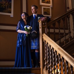hochzeit-schottland-paar-auf-treppe-innen