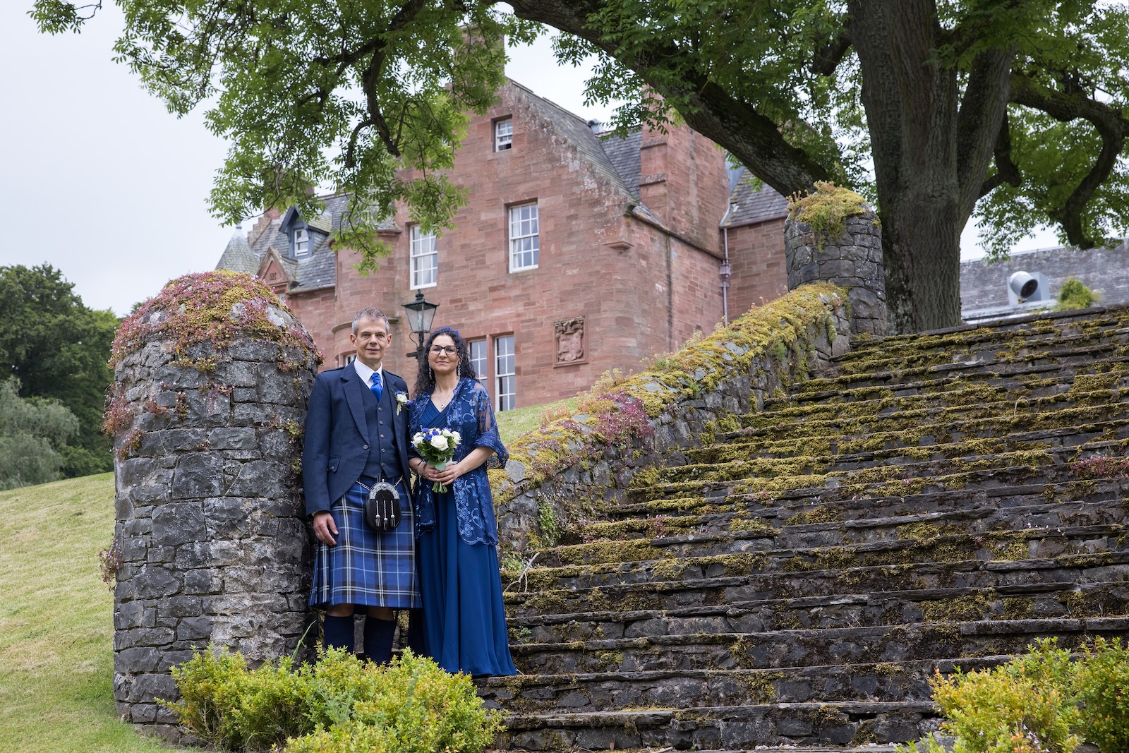 hochzeit-schottland-paar-vor-treppe